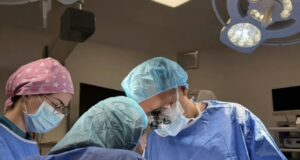 Ndërhyrje e suksesshme në Spitalin Memorial Fier, trajtohet një rast kompleks i pseudoaneurizmës së arteries femorale