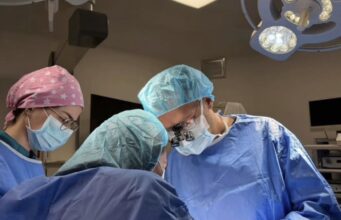 Ndërhyrje e suksesshme në Spitalin Memorial Fier, trajtohet një rast kompleks i pseudoaneurizmës së arteries femorale