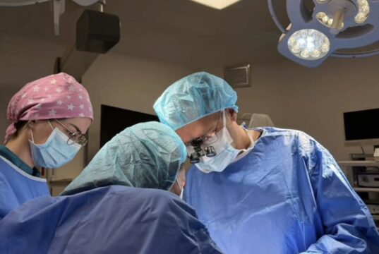 Ndërhyrje e suksesshme në Spitalin Memorial Fier, trajtohet një rast kompleks i pseudoaneurizmës së arteries femorale