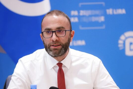 Bardhi: Nafta arrin 219 lekë/litër, qeveria po rëndon qytetarët me taksa