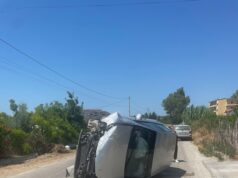 Aksident në aksin Lushnjë–Berat, 28-vjeçarja përplaset me barrierat e urës dhe përfundon me makinë të përmbysur