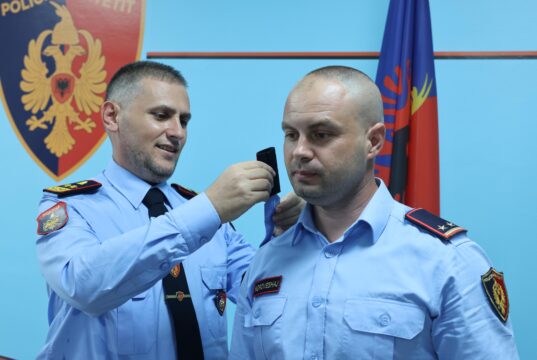 Skënder Hita vlerëson efektivët e Policisë në Fier, Mariglen Koroveshaj gradohet Kryekomisar