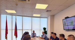 Fier/ 11 punonjës të rinj nisin detyrën në Policinë e Shtetit, takohen me drejtuesit e DVP Fier