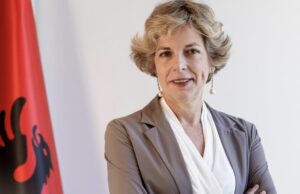 Evis Sala jep dorëheqjen nga posti i ministres së Shëndetësisë
