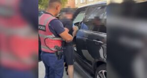 G*diti me grushte punonjësin e policisë, arrestohet 27-vjeçari