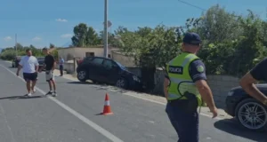 Trajleri merr përpara dy makina ne Fiershegan