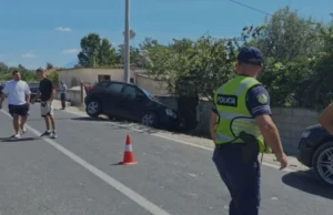 Trajleri merr përpara dy makina ne Fiershegan