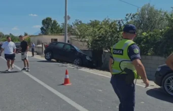 Trajleri merr përpara dy makina ne Fiershegan