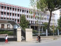 Alarm per b*mbe ne Tirane!Gjendet një çantë e dyshimtë para Ministrisë së Jashtme
