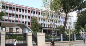 Alarm per b*mbe ne Tirane!Gjendet një çantë e dyshimtë para Ministrisë së Jashtme