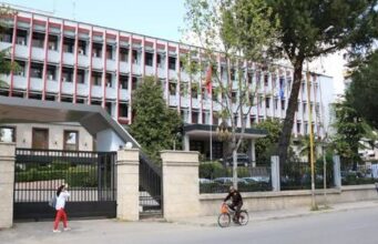 Alarm per b*mbe ne Tirane!Gjendet një çantë e dyshimtë para Ministrisë së Jashtme