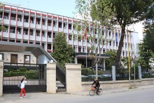 Alarm per b*mbe ne Tirane!Gjendet një çantë e dyshimtë para Ministrisë së Jashtme
