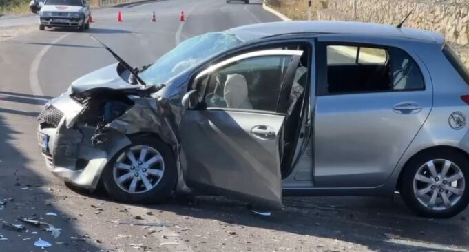Përplasen dy automjete ne Progradec- Korce ,dy persona përfundojnë në spital