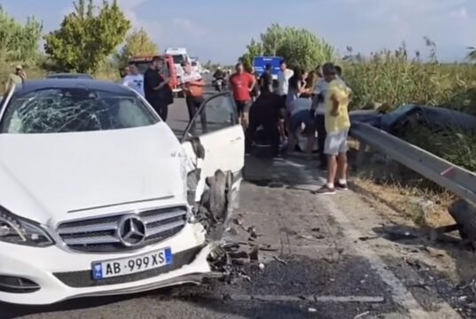 Aksident në Lushnjë-Berat, përplasen 3 automjete,2 drejtues në gjendje të rëndë