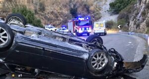 Makina del nga rruga dhe përmbyset në Porto Palermo, 3 persona përfundojnë në spital