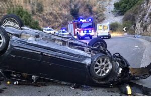 Makina del nga rruga dhe përmbyset në Porto Palermo, 3 persona përfundojnë në spital