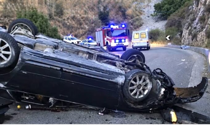 Makina del nga rruga dhe përmbyset në Porto Palermo, 3 persona përfundojnë në spital