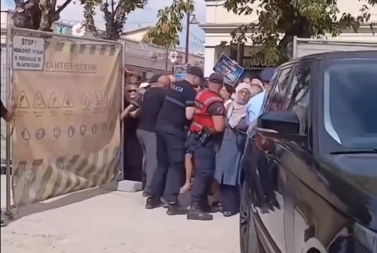 Tensione në protestën kundër Muzeut Hebraik në Vlorë, qytetarët përplasen me policinë