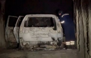 Fuoristrada e vjedhur gjendet e djegur në tunelin ushtarak të Cërkovinës, policia nis hetimet