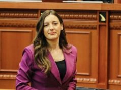 Deputetja e PS, Zegjine Çaushi, ka reaguar pas publikimit në media të ngjarjes së ndodhur në fshatin Suk 2, ku është përfshirë edhe daja i saj, Bledar Bakaj.