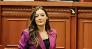 Deputetja e PS, Zegjine Çaushi, ka reaguar pas publikimit në media të ngjarjes së ndodhur në fshatin Suk 2, ku është përfshirë edhe daja i saj, Bledar Bakaj.