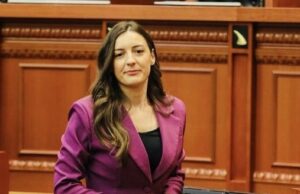 Deputetja e PS, Zegjine Çaushi, ka reaguar pas publikimit në media të ngjarjes së ndodhur në fshatin Suk 2, ku është përfshirë edhe daja i saj, Bledar Bakaj.