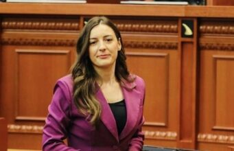 Deputetja e PS, Zegjine Çaushi, ka reaguar pas publikimit në media të ngjarjes së ndodhur në fshatin Suk 2, ku është përfshirë edhe daja i saj, Bledar Bakaj.