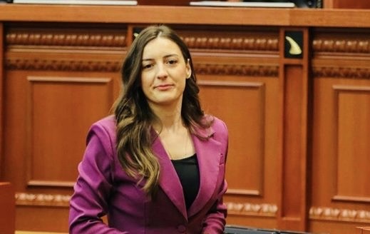 Deputetja e PS, Zegjine Çaushi, ka reaguar pas publikimit në media të ngjarjes së ndodhur në fshatin Suk 2, ku është përfshirë edhe daja i saj, Bledar Bakaj.
