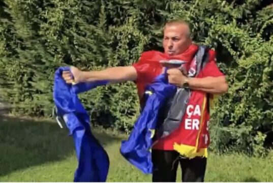 Fieraku reagon pas vendimit të Hagës, shkel dhe gris flamurin e BE-së
