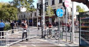 Protestë pranë Kuvendit, policia vendos gardhe metalike dhe forcon masat e sigurisë