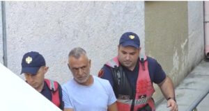 Pl*gosi me drapër babanë e ish-bashkëjetueses, Gjykata e Fierit lë në burg Bledar Bakajn