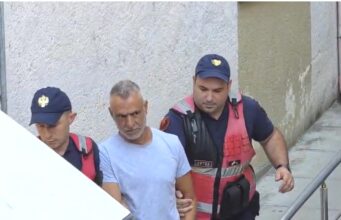 Pl*gosi me drapër babanë e ish-bashkëjetueses, Gjykata e Fierit lë në burg Bledar Bakajn
