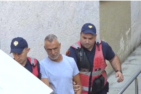 Pl*gosi me drapër babanë e ish-bashkëjetueses, Gjykata e Fierit lë në burg Bledar Bakajn