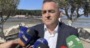 14 deputetë shqiptarë dhe 5 eurodeputetë në Zvernec, Beleri: Jemi në kuadër të Komisionit të Stabilizim-Asociimit