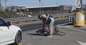 Aksident në Lushnjë, drejtuesi i biçikletes përplaset nga një automjet dhe dërgohet në spital