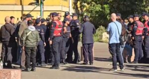 Protesta pranë Kuvendit, shoqërohen dy persona