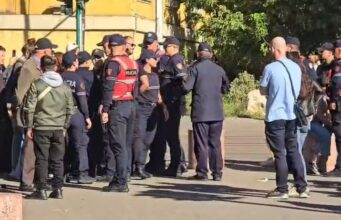 Protesta pranë Kuvendit, shoqërohen dy persona