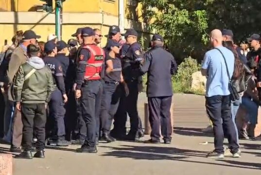 Protesta pranë Kuvendit, shoqërohen dy persona
