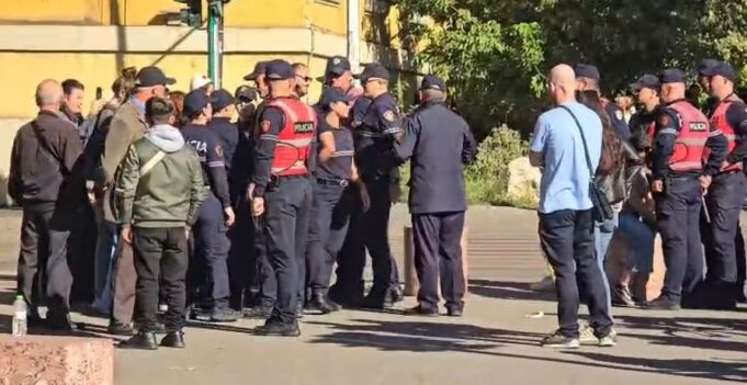 Protesta pranë Kuvendit, shoqërohen dy persona