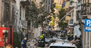 Shpërthim i fuqishëm në Athinë, shembet ndërtesa dhe përfshihet nga zjarri, 3 të plagosur