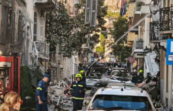 Shpërthim i fuqishëm në Athinë, shembet ndërtesa dhe përfshihet nga zjarri, 3 të plagosur