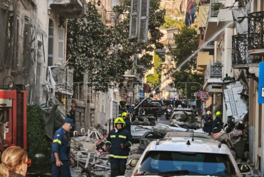 Shpërthim i fuqishëm në Athinë, shembet ndërtesa dhe përfshihet nga zjarri, 3 të plagosur