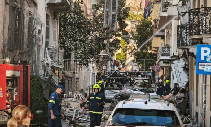 Shpërthim i fuqishëm në Athinë, shembet ndërtesa dhe përfshihet nga zjarri, 3 të plagosur