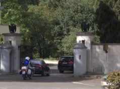 Eric Wendt mbërrin në Pallatin e Brigadave për takimin me Presidentin, ambasadori i ri amerikan nis sot detyrën në Shqipëri