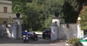 Eric Wendt mbërrin në Pallatin e Brigadave për takimin me Presidentin, ambasadori i ri amerikan nis sot detyrën në Shqipëri