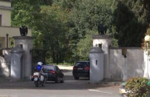 Eric Wendt mbërrin në Pallatin e Brigadave për takimin me Presidentin, ambasadori i ri amerikan nis sot detyrën në Shqipëri