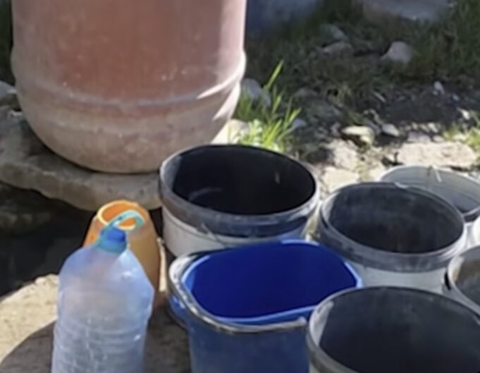 Prej 30 vitesh pa ujë të pijshëm, banorët e Vadhizës dhe Radostinës:Furnizimi zgjat vetëm një orë në ditë