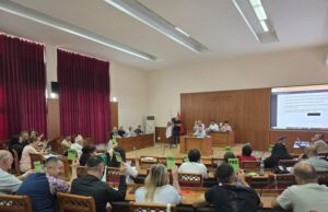 FIER/33 vota për të “falur” truallin e “Mbrostar Ferko”, shpërthen debati në Këshillin Bashkiak