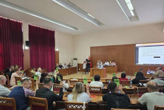 FIER/33 vota për të “falur” truallin e “Mbrostar Ferko”, shpërthen debati në Këshillin Bashkiak
