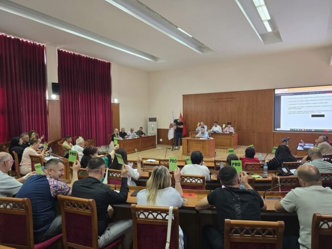 FIER/33 vota për të “falur” truallin e “Mbrostar Ferko”, shpërthen debati në Këshillin Bashkiak
